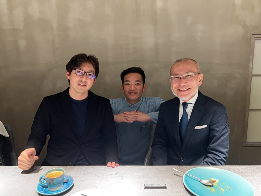 当社代表の清水と株式会社ショーケース創業者の森雅弘氏が並ぶ会食時の写真