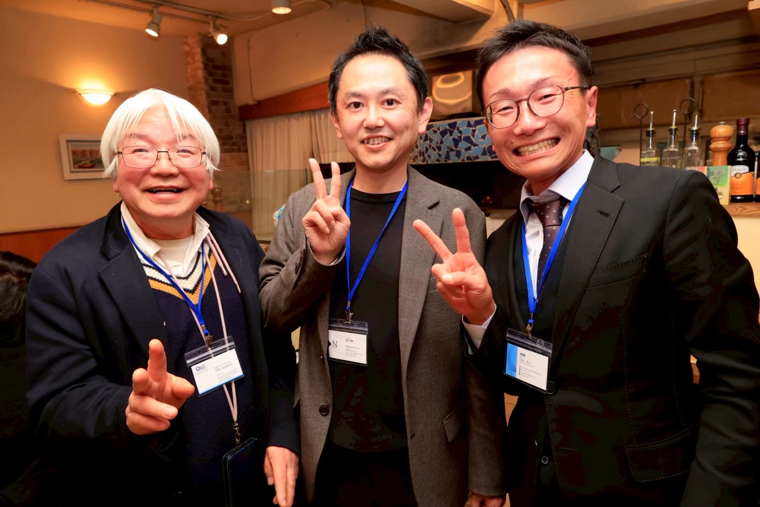 NIC横浜の会場で参加者と写真に写る中島寛和さん