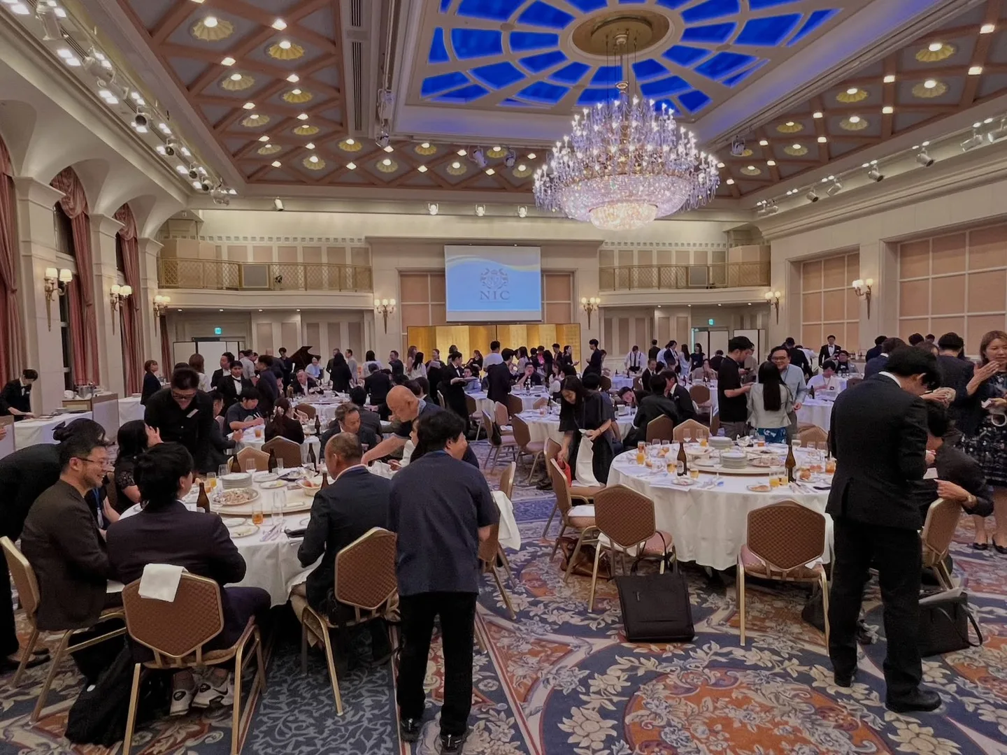 会場で交流する参加者の皆さん。
